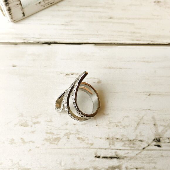 NEW Hammered Metal Silver Tone Wavy Statement Ring Size 6 Funky Eclectic - Picture 4 of 5